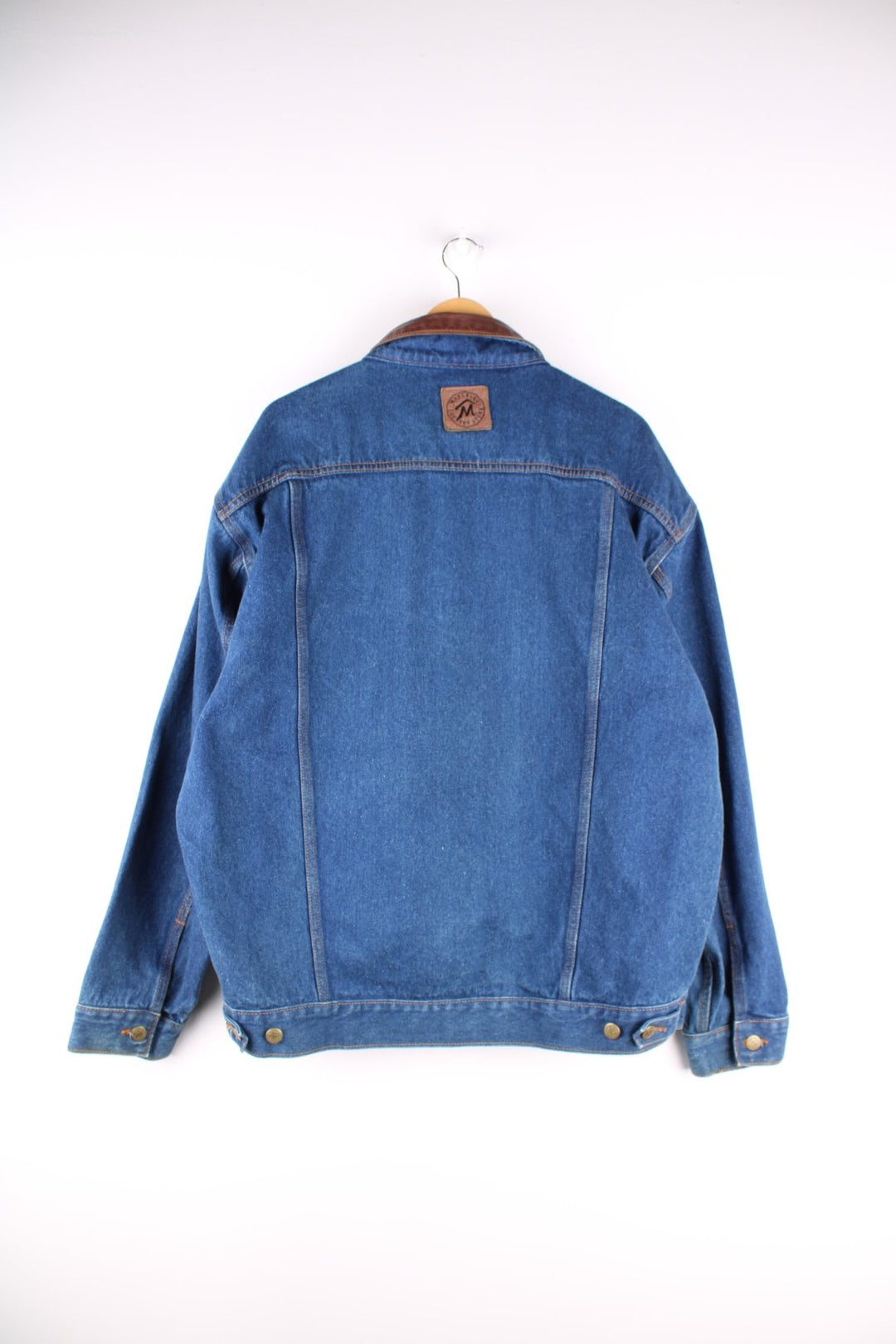 Vintage Marlboro Classics Country Store denim jacket in a indigo blue colourway,The jacket has a leather collar, has a checked cotton flannel yoke on the interior and multiple pockets. There is also a small leather patch sewn onto the back yoke. 