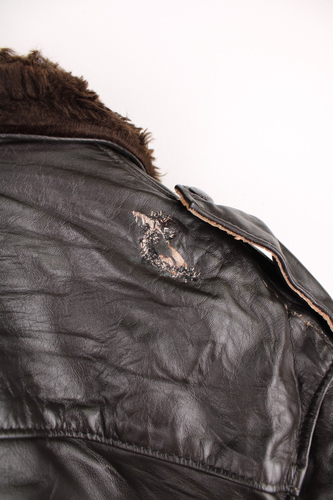 Schott Leather Flight Jacket in a brown colourway with a faux fur collar, zip up with side pockets and has a faux fur lining. 