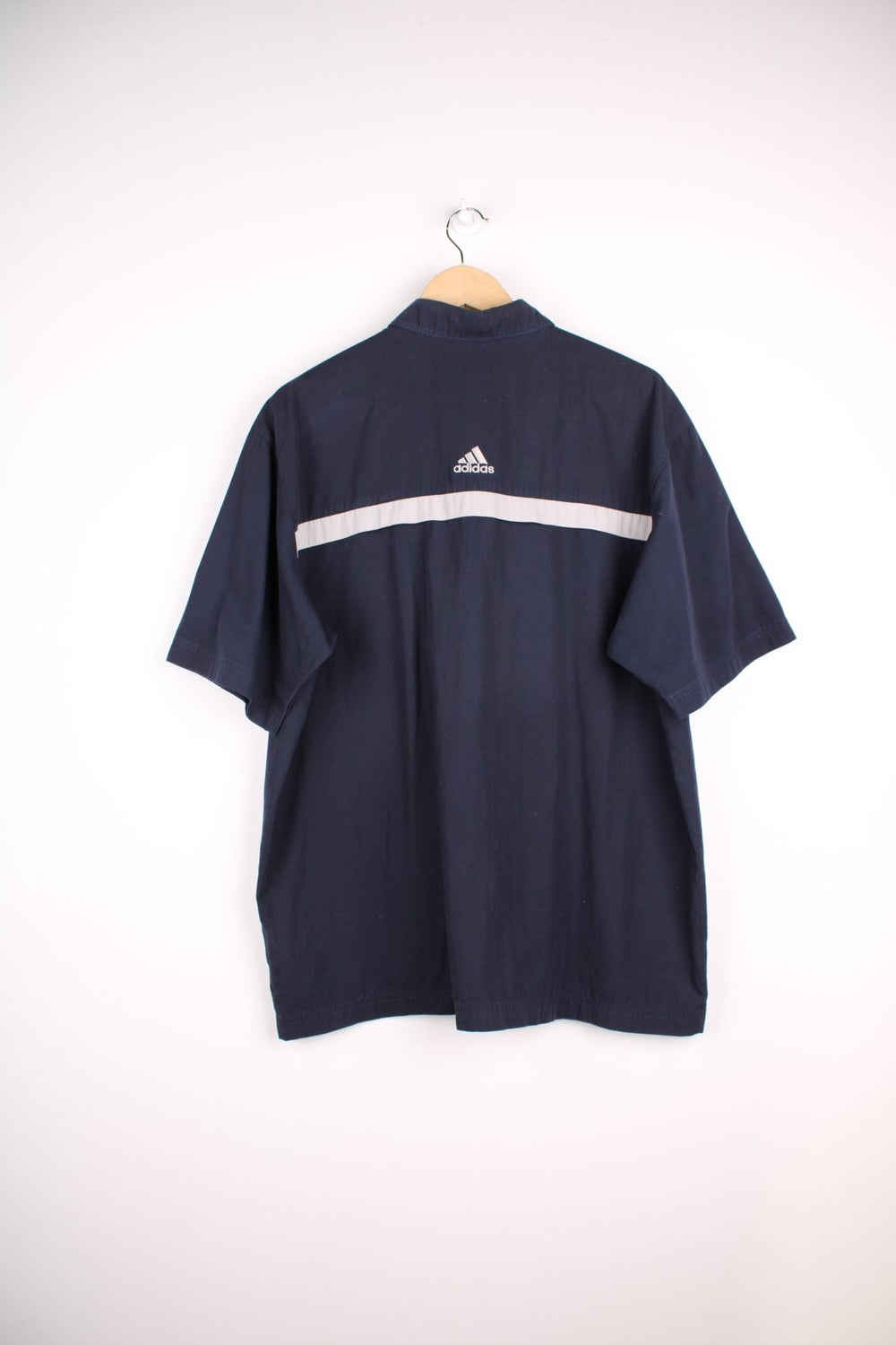 Vintage  Y2K Shirt in a navy  colourway, button up with a chest pocket and has the logo embroidered on the front.