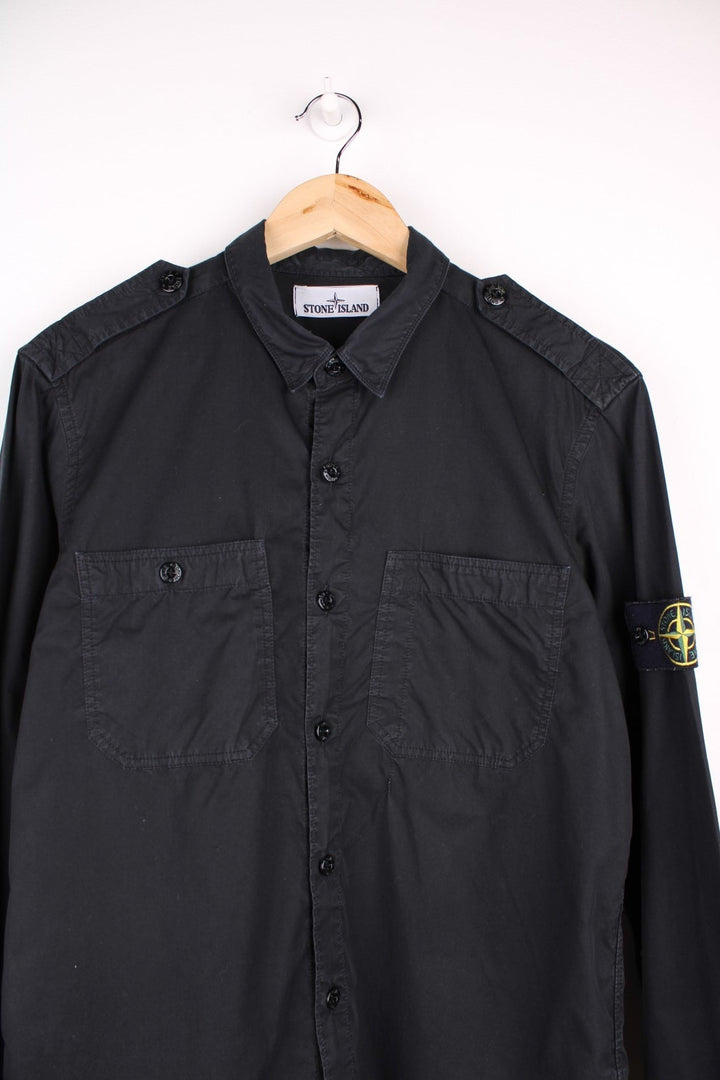  Shirt in a  colourway, button up with double chest pockets, and has the badge logo on the left sleeve.