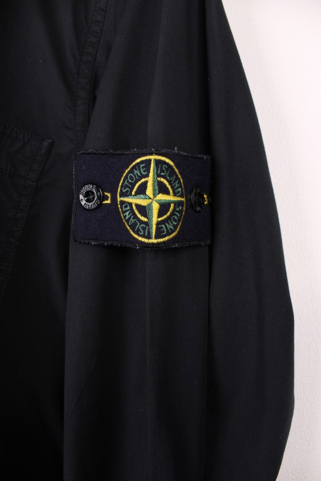  Shirt in a  colourway, button up with double chest pockets, and has the badge logo on the left sleeve.