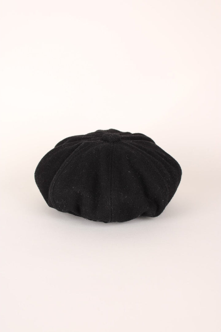 Vintage Baker Boy Hat in a black colourway and has an adjustable elasticated rim. 