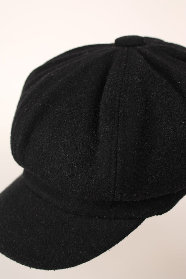 Vintage Baker Boy Hat in a black colourway and has an adjustable elasticated rim. 