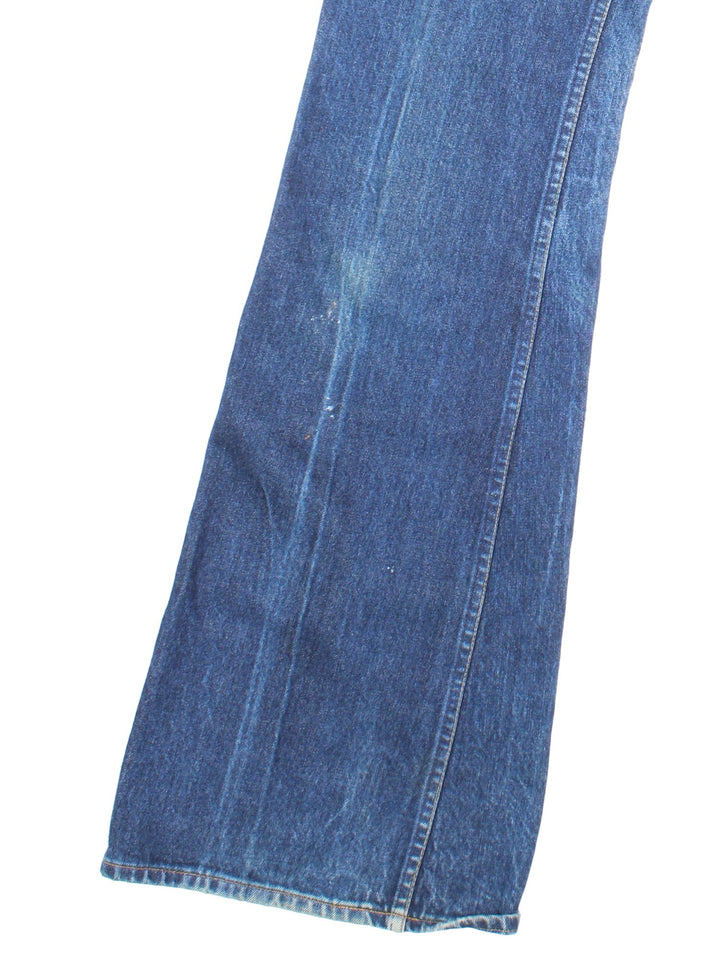 Levi Strauss flared jeans in blue with four pockets, zip and button closure, and a logo patch on the back.