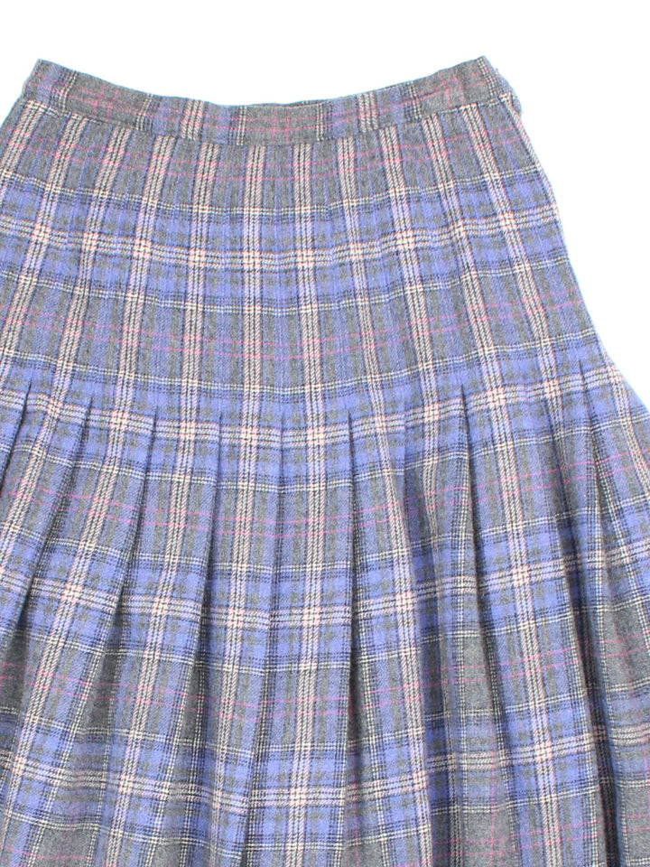 Pendleton Pleated Wool Skirt in grey colourway with pink and purple checks. Side button/zip fastening and pleat detailing.