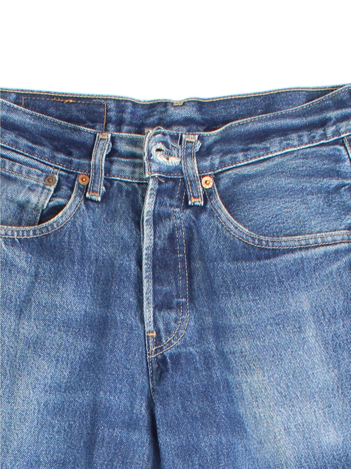 Levi Strauss 582 Jeans in blue colourway. Zip fly fastening with side/back pockets and leather patch branding.