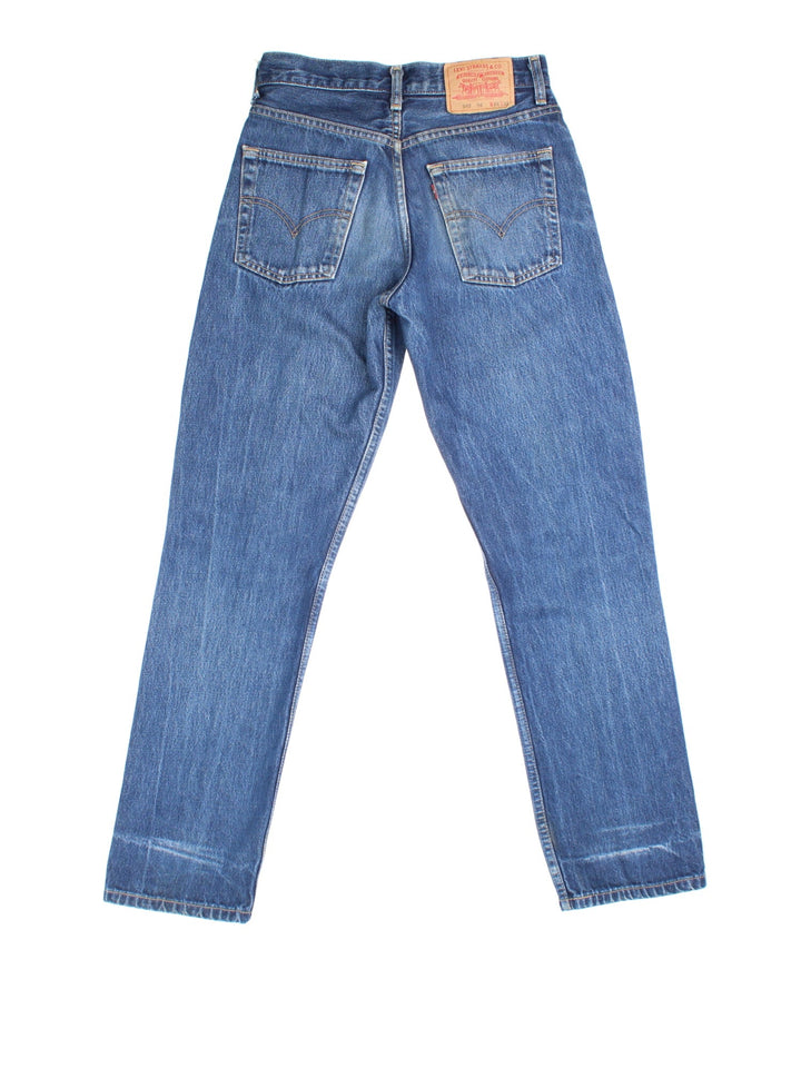 Levi Strauss 582 Jeans in blue colourway. Zip fly fastening with side/back pockets and leather patch branding.