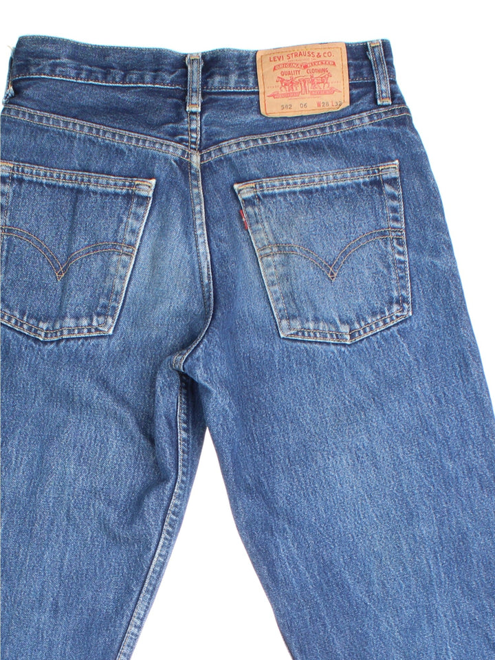 Levi Strauss 582 Jeans in blue colourway. Zip fly fastening with side/back pockets and leather patch branding.