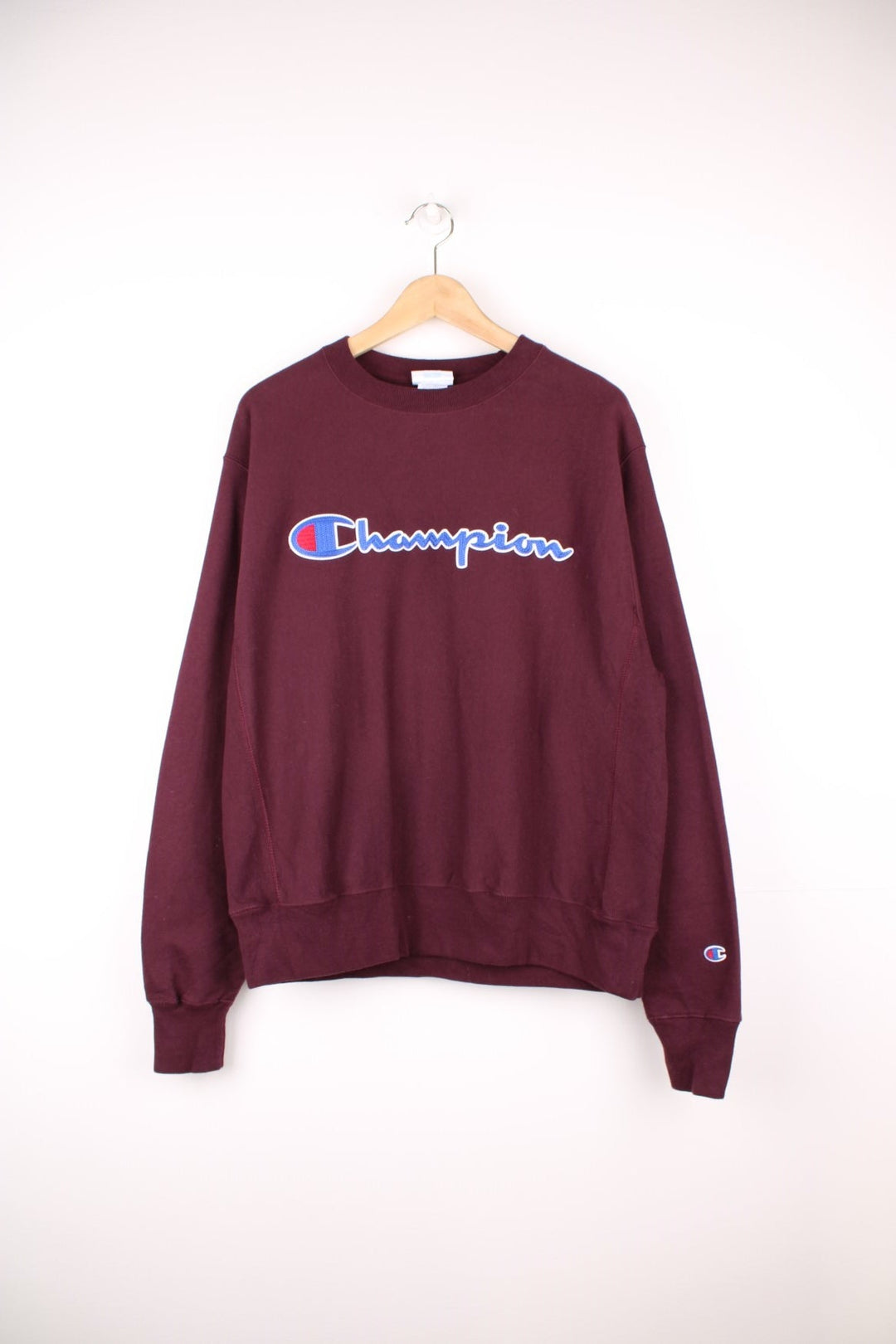 Champion Reverse Weave Sweatshirt in a burgundy colourway with the spell out logo embroidered across the front. 