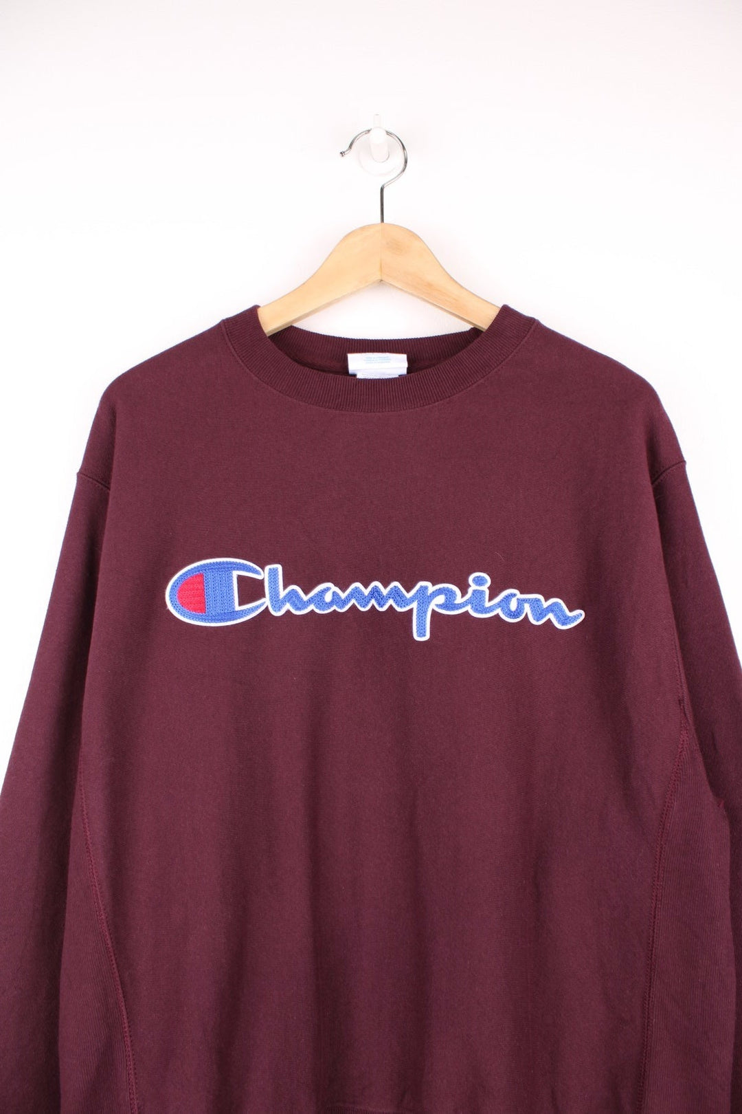 Champion Reverse Weave Sweatshirt in a burgundy colourway with the spell out logo embroidered across the front. 