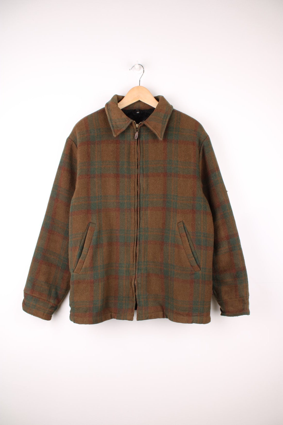 Woolrich Plaid Jacket in a brown and green colourway, zip up with side pockets and has a sherpa lining. 