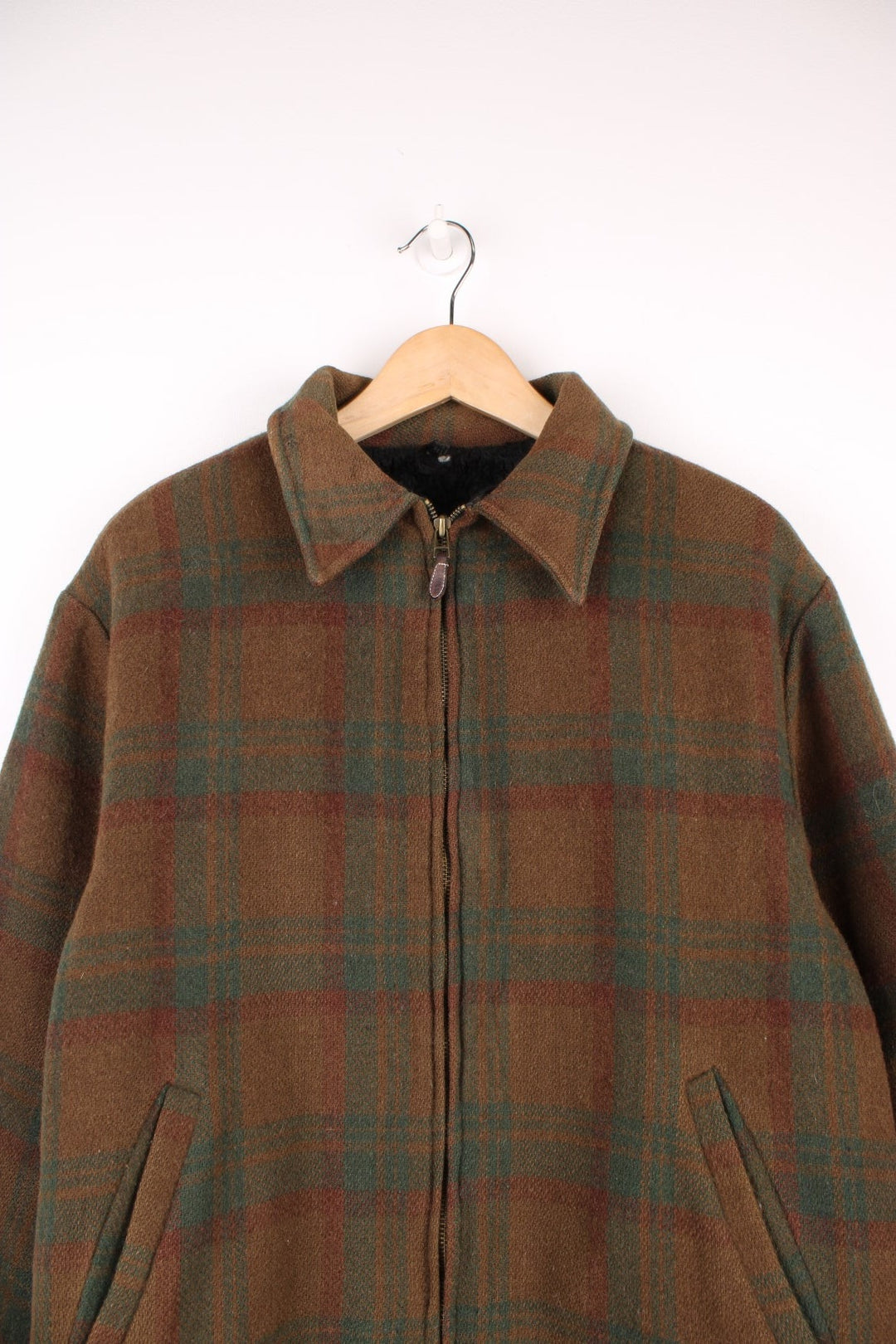 Woolrich Plaid Jacket in a brown and green colourway, zip up with side pockets and has a sherpa lining. 