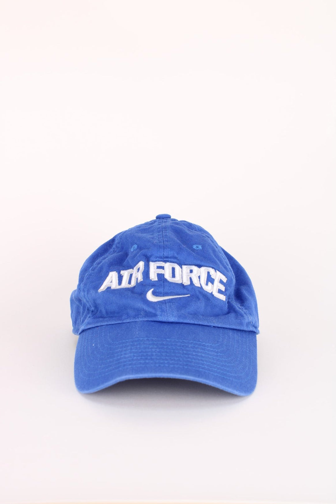 Nike Air Force Cap in a blue and white colourway with the swoosh logo and spell out embroidered on the front, and has an adjustable strap.