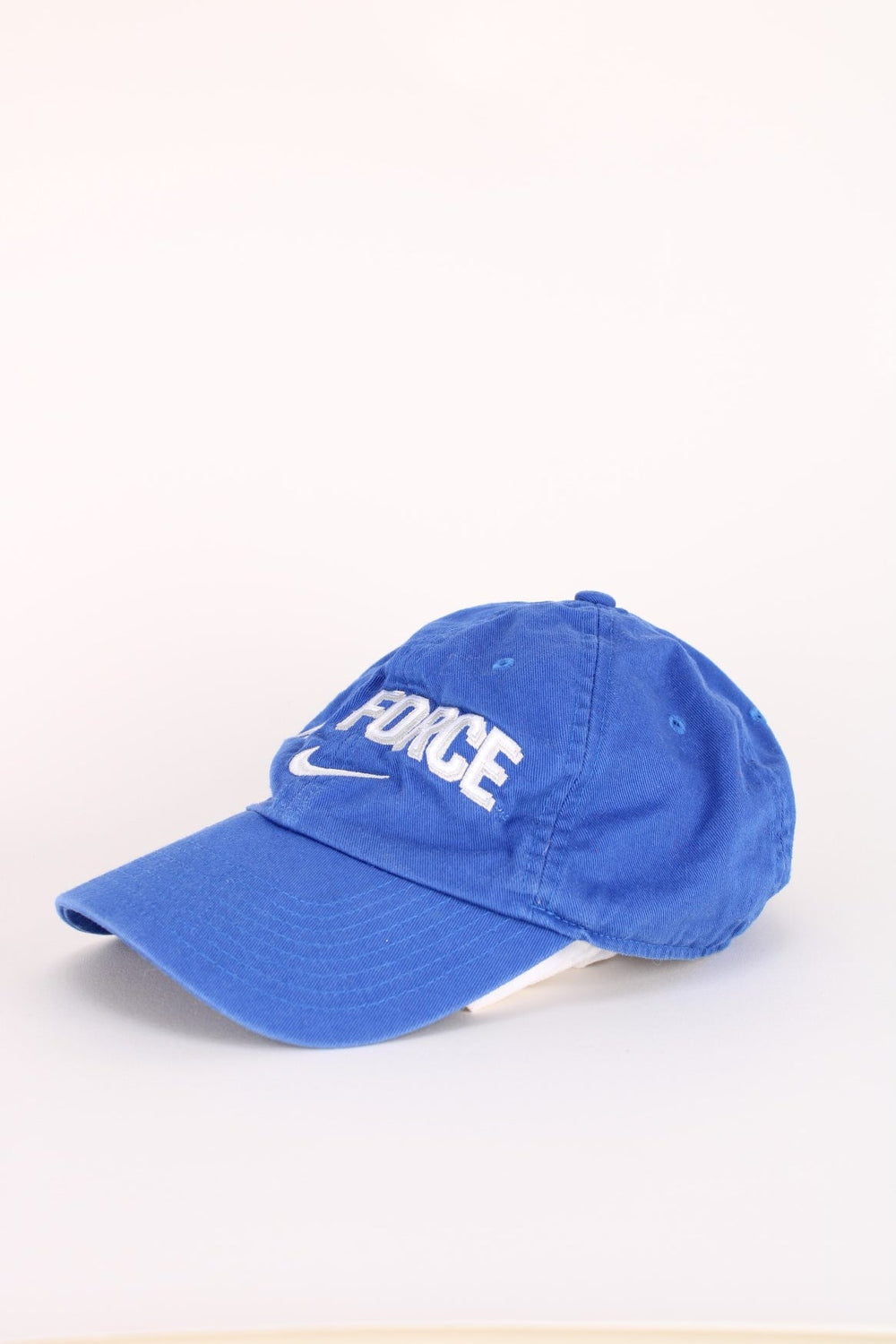 Nike Air Force Cap in a blue and white colourway with the swoosh logo and spell out embroidered on the front, and has an adjustable strap.