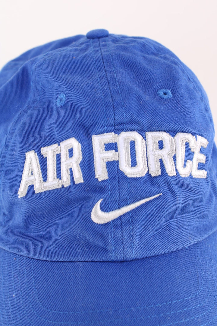 Nike Air Force Cap in a blue and white colourway with the swoosh logo and spell out embroidered on the front, and has an adjustable strap.