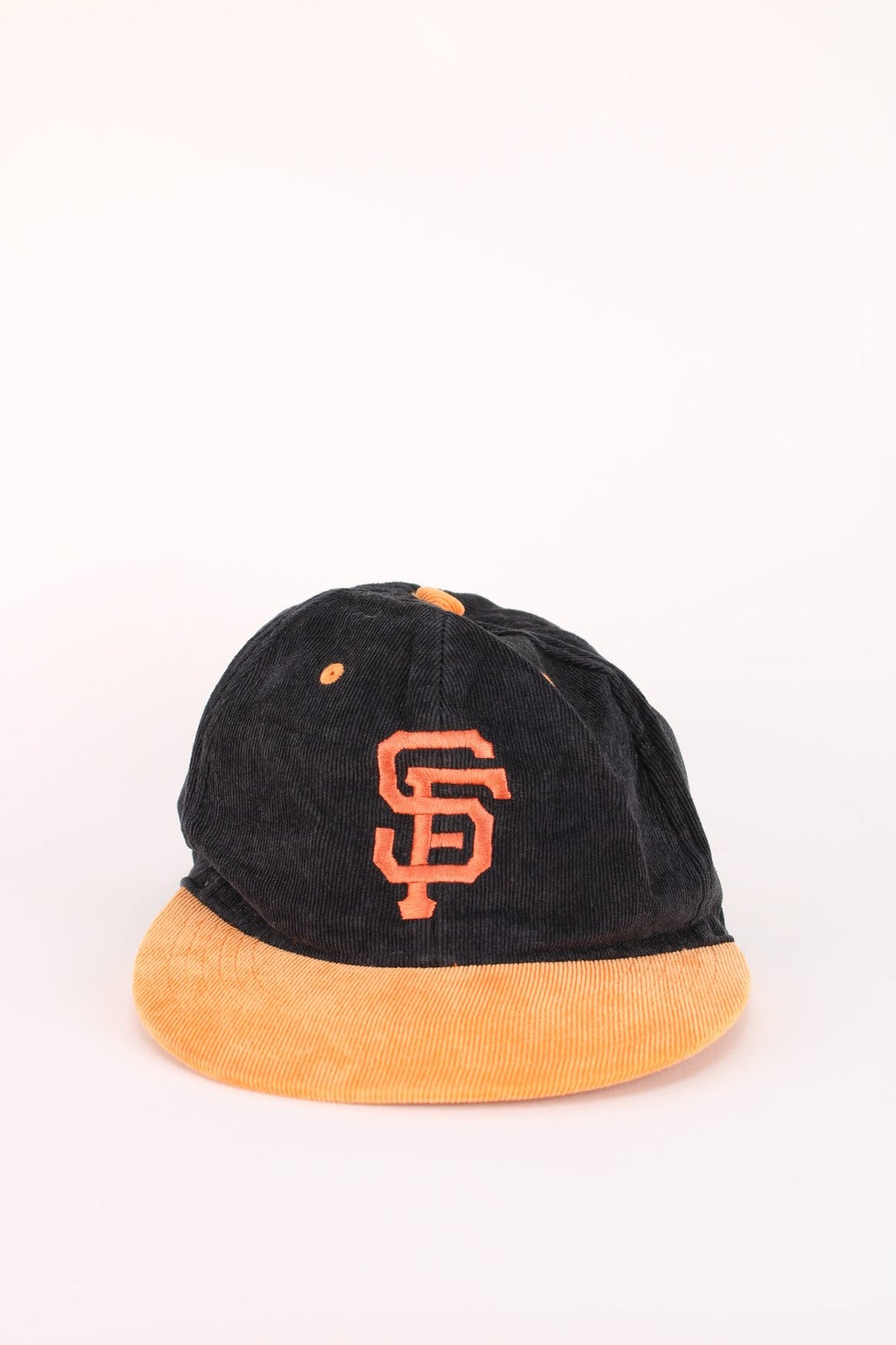 San Francisco Giants MLB Corduroy Snapback in a black and orange colourway with the team logo embroidered on the front, and has an adjustable snapback.