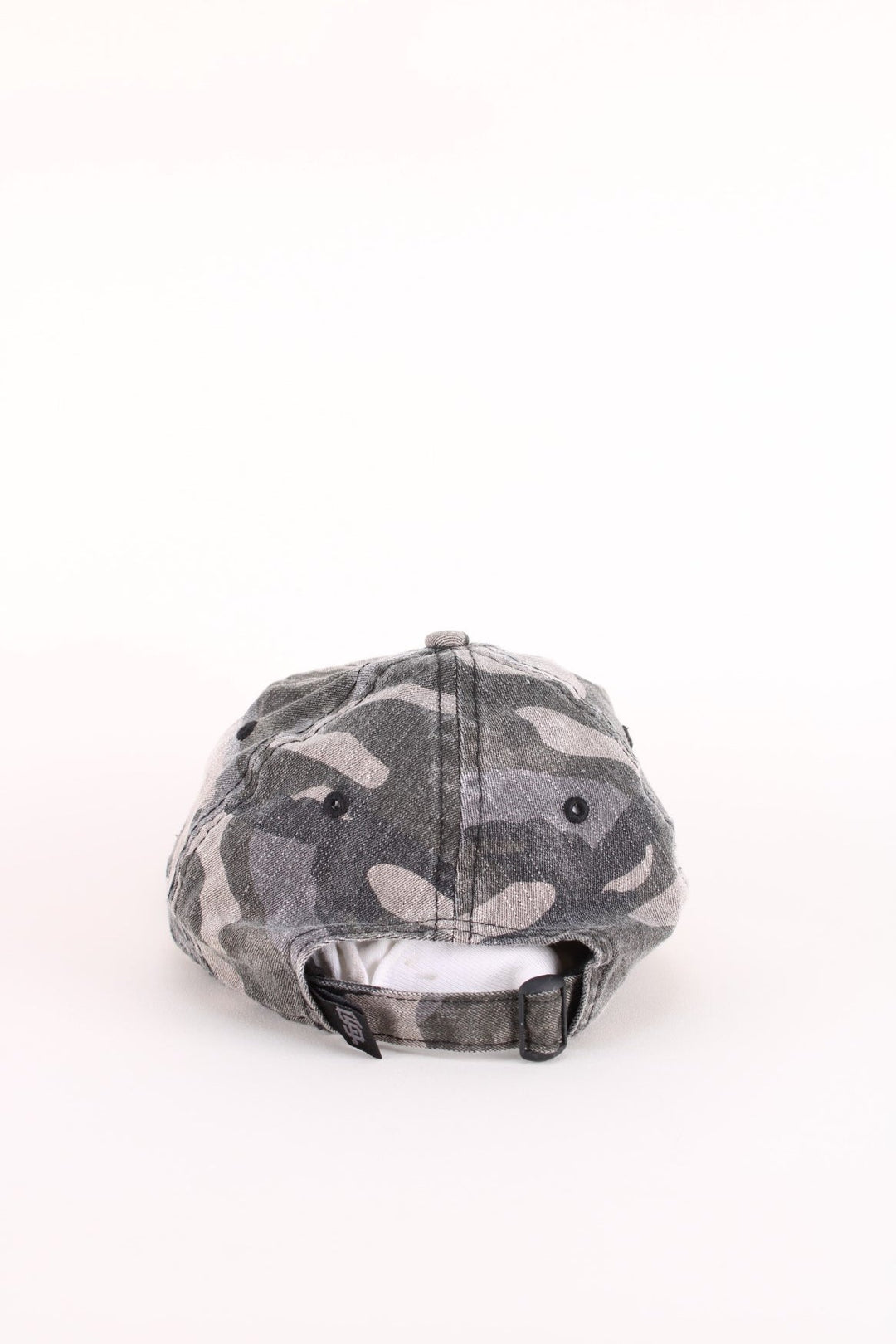 San Francisco Giants MLB Camo Cap in a grey and black colourway with the logo embroidered on the front, has an adjustable strap and is women's sizing.