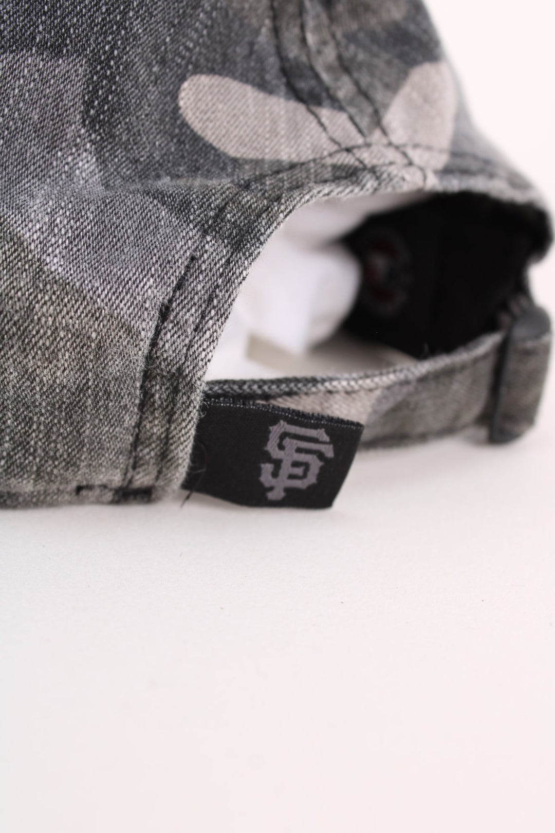 San Francisco Giants MLB Camo Cap in a grey and black colourway with the logo embroidered on the front, has an adjustable strap and is women's sizing.