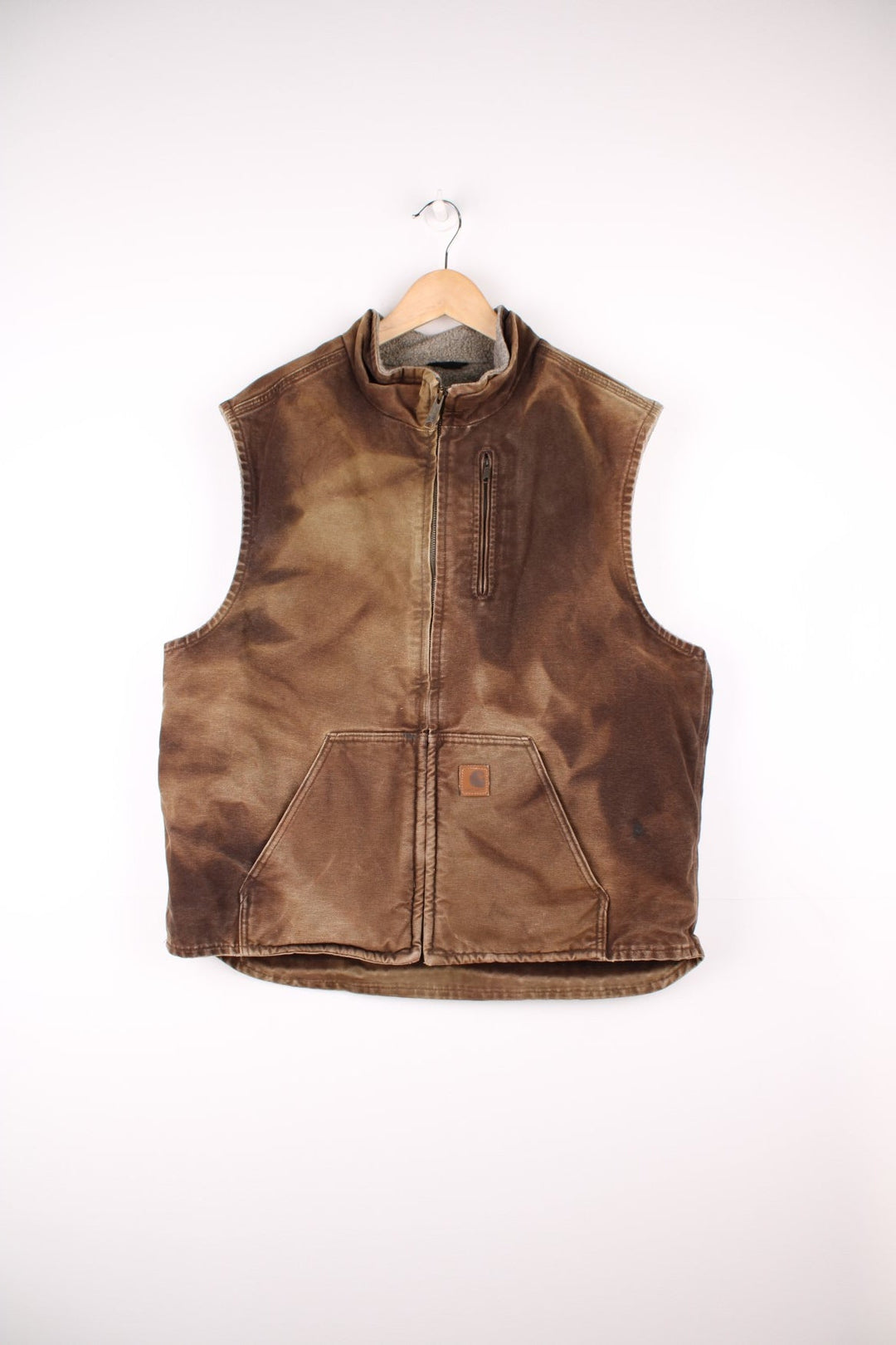 Carhartt Gilet in a perfectly sunburnt brown colourway, zip up with multiple pockets, sherpa lining, and has the logo embroidered on the front. 