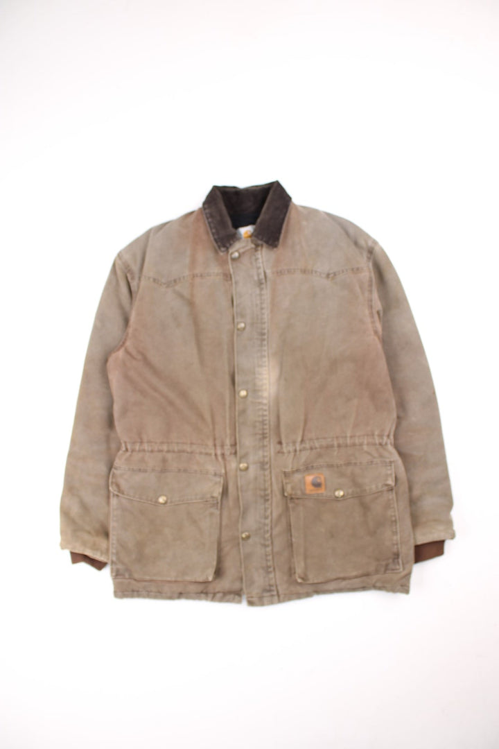 Carhartt Barn Chore Jacket in a brown colourway. Zip and button up with side pockets, corduroy collar, and has the logo embroidered on the front.