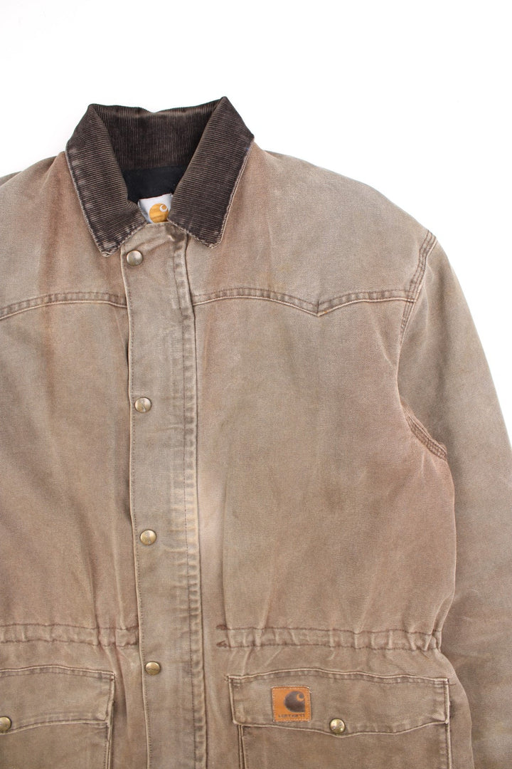 Carhartt Barn Chore Jacket in a brown colourway. Zip and button up with side pockets, corduroy collar, and has the logo embroidered on the front.