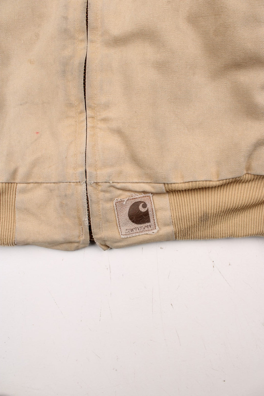 Carhartt Santa Fe Jacket in a tan colourway. Zips up and has side pockets, corduroy collar, and has the logo embroidered on the front.