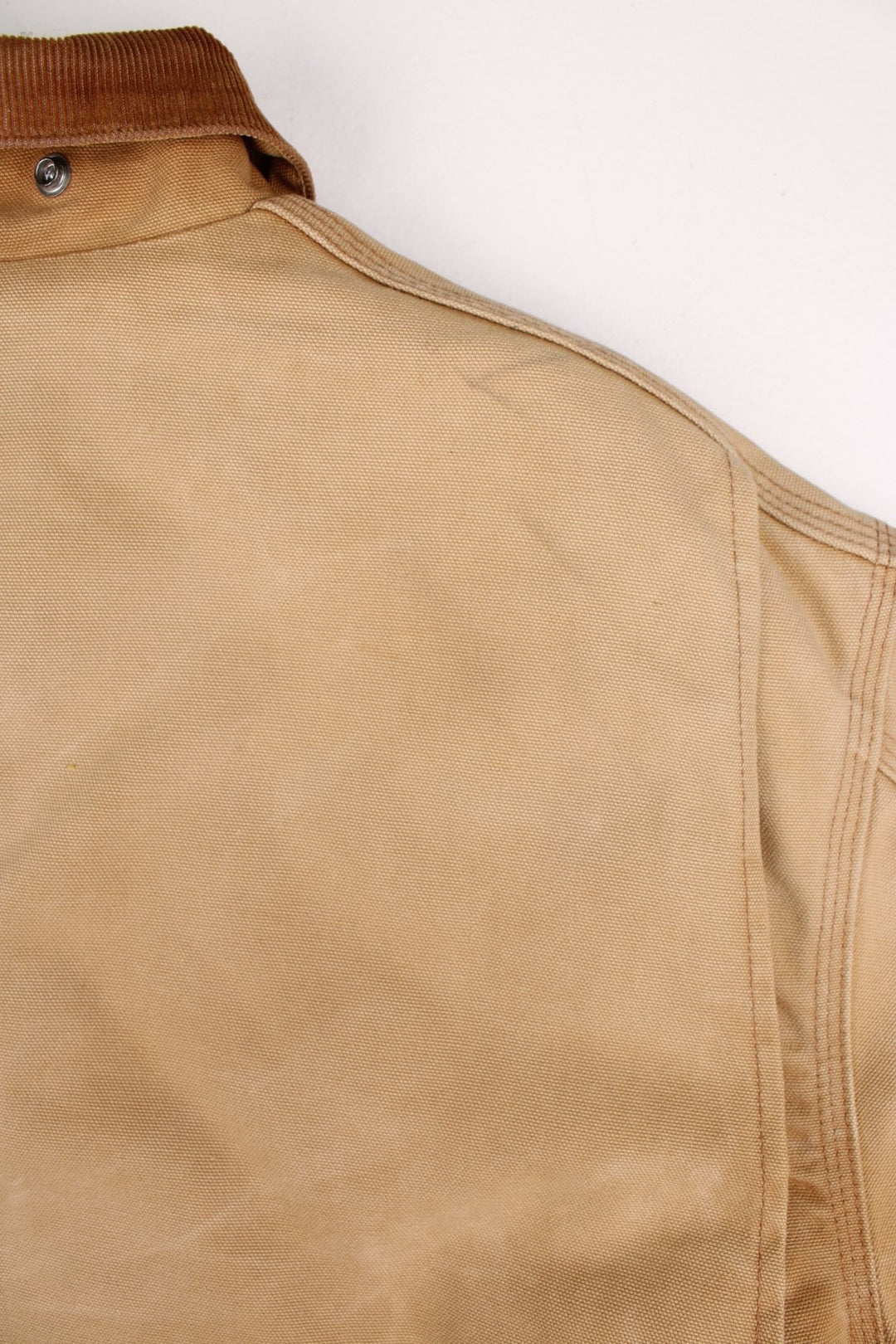 Carhartt Arctic Jacket in a tan colourway. Zips up and has multiple pockets, corduroy collar, insulated with a quilted lining, and has the logo embroidered on the front.