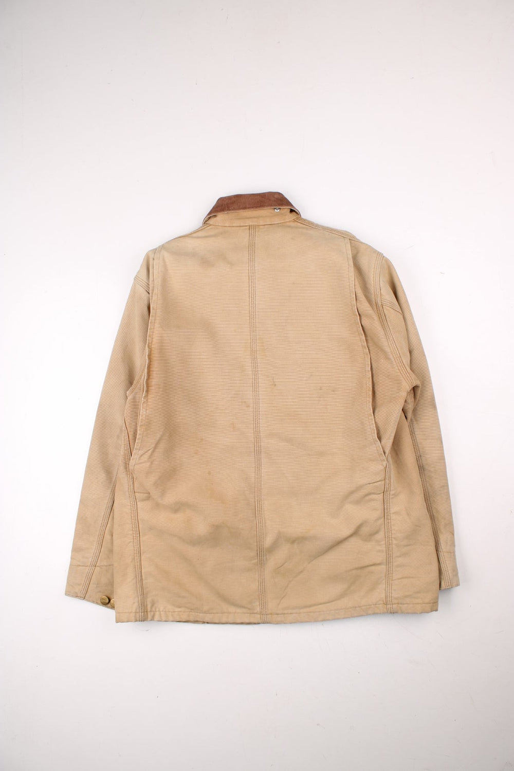 Carhartt Chore Jacket in a tan colourway with a brown corduroy collar. Buttons up and has multiple pockets, blanket lining, and has the logo embroidered on the front.