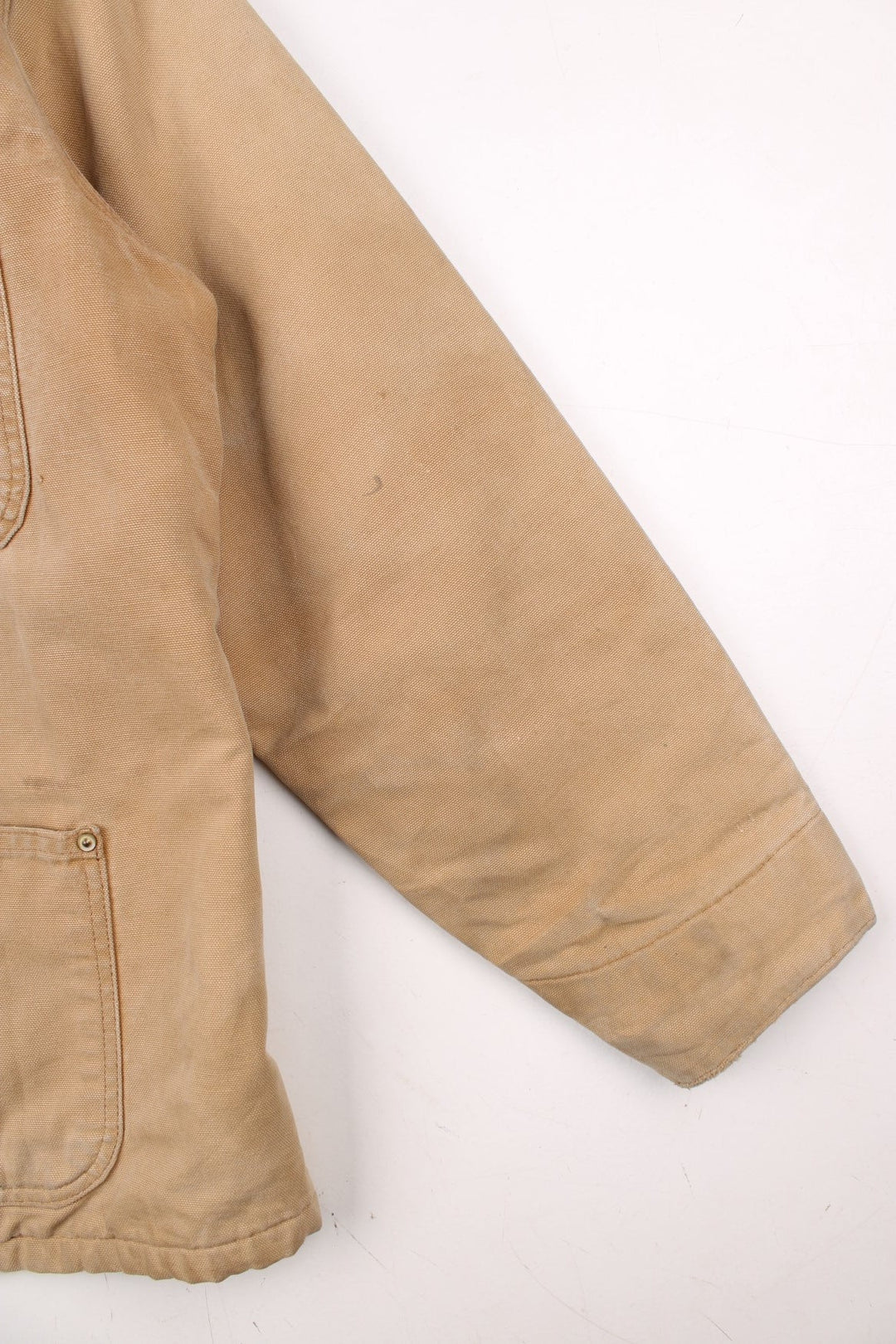 Carhartt Chore Jacket in a tan colourway with a brown corduroy collar. Buttons up and has multiple pockets, blanket lining, and has the logo embroidered on the front.