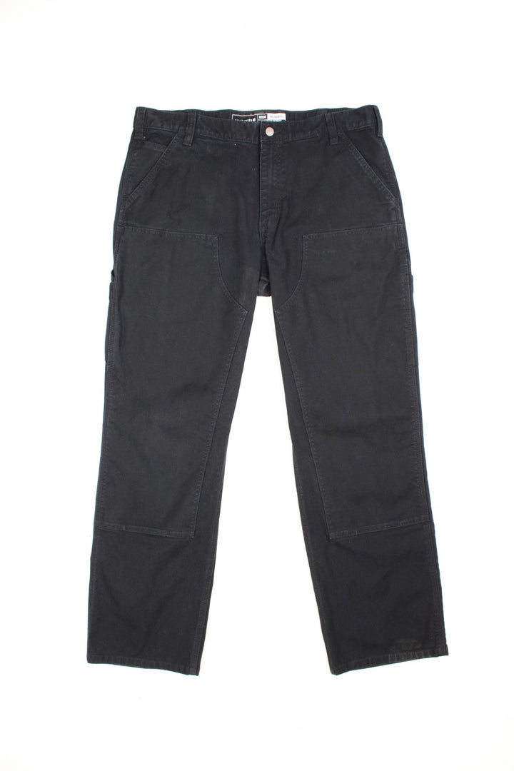 Carhartt all black relaxed fit carpenter jeans. Features double knees, multiple pockets and embroidered logo on the back.