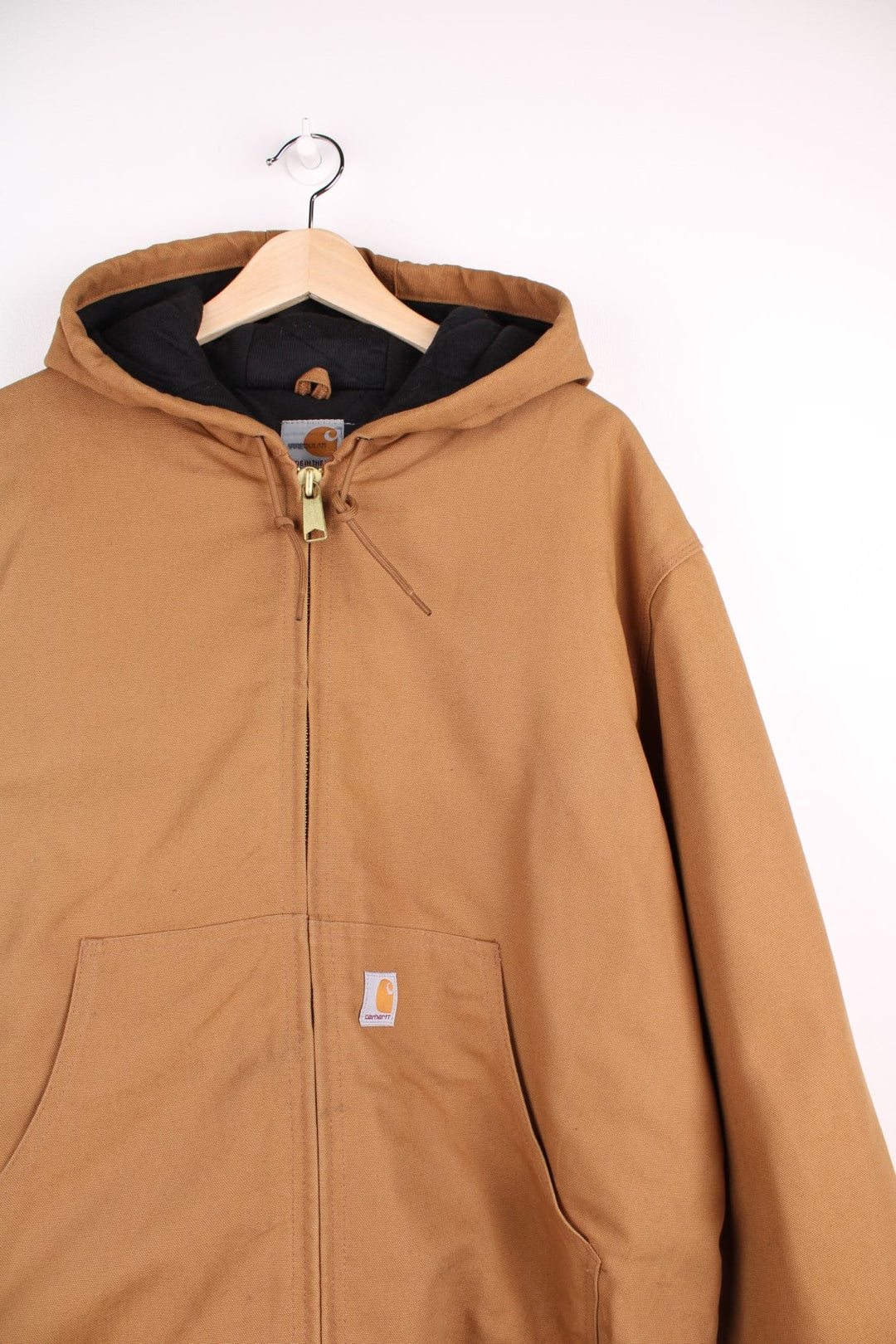 Carhartt Active Jacket in a tanned colourway, zips up and has side pockets, hooded and the embroidered on the front. 