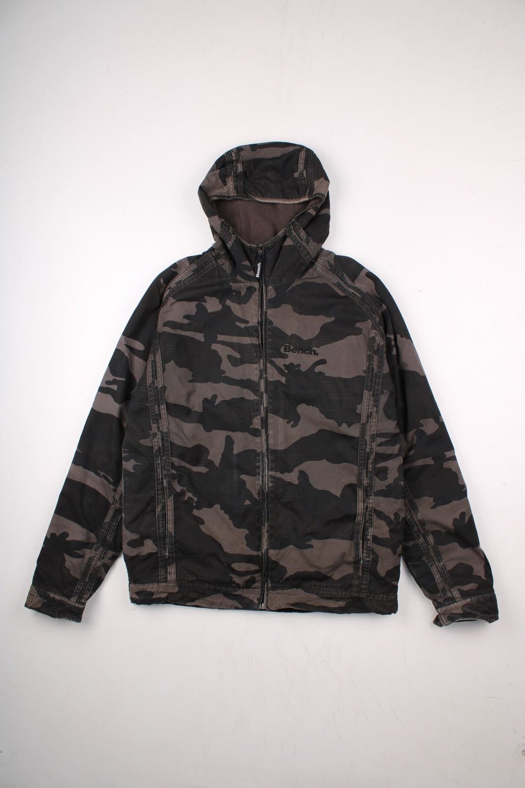 Bench fleece-lined camouflage coat in grey and black with zip closure, two pockets and a hood.