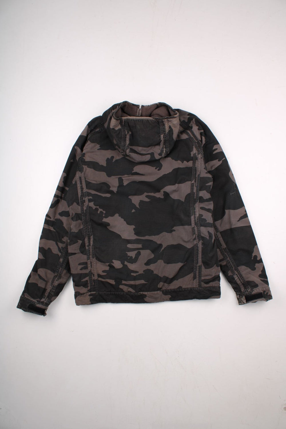 Bench fleece-lined camouflage coat in grey and black with zip closure, two pockets and a hood.