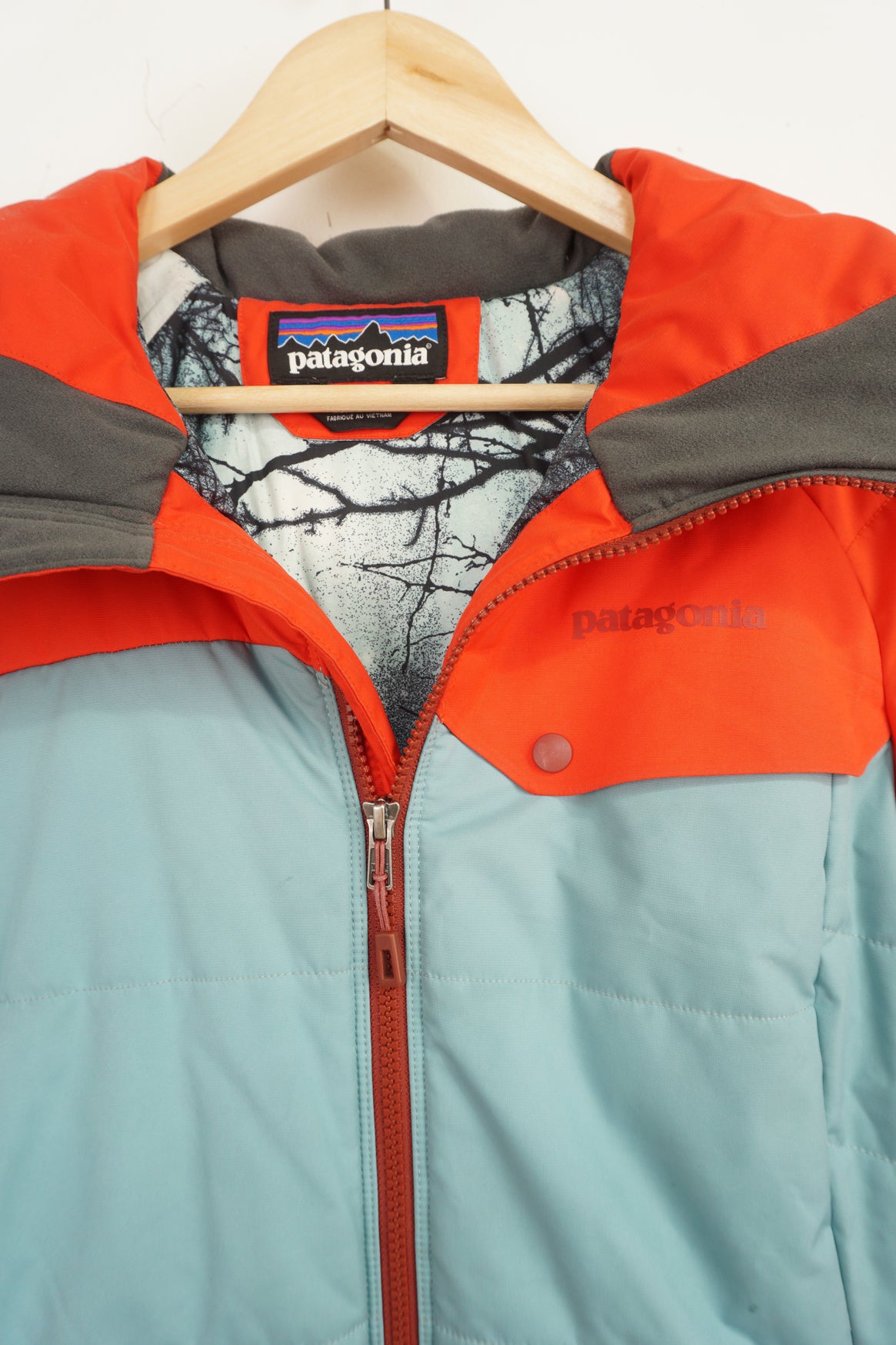 Patagonia lightly padded red and blue ski style jacket with signature logo on the chest and zip up pockets Patagonia lightly padded red and blue ski style jacket with signature logo on the chest and zip up pockets 