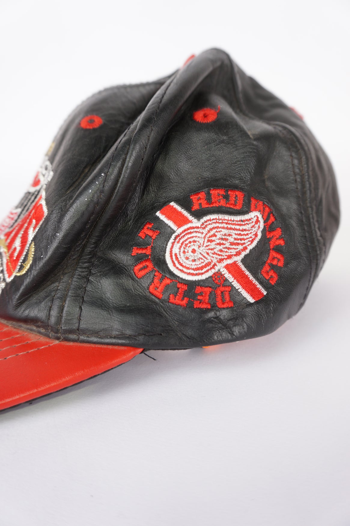 Vintage 1998 Stanley Cup NHL champions: Detroit Red Wings black leather baseball features embroidered badges on the front and sides