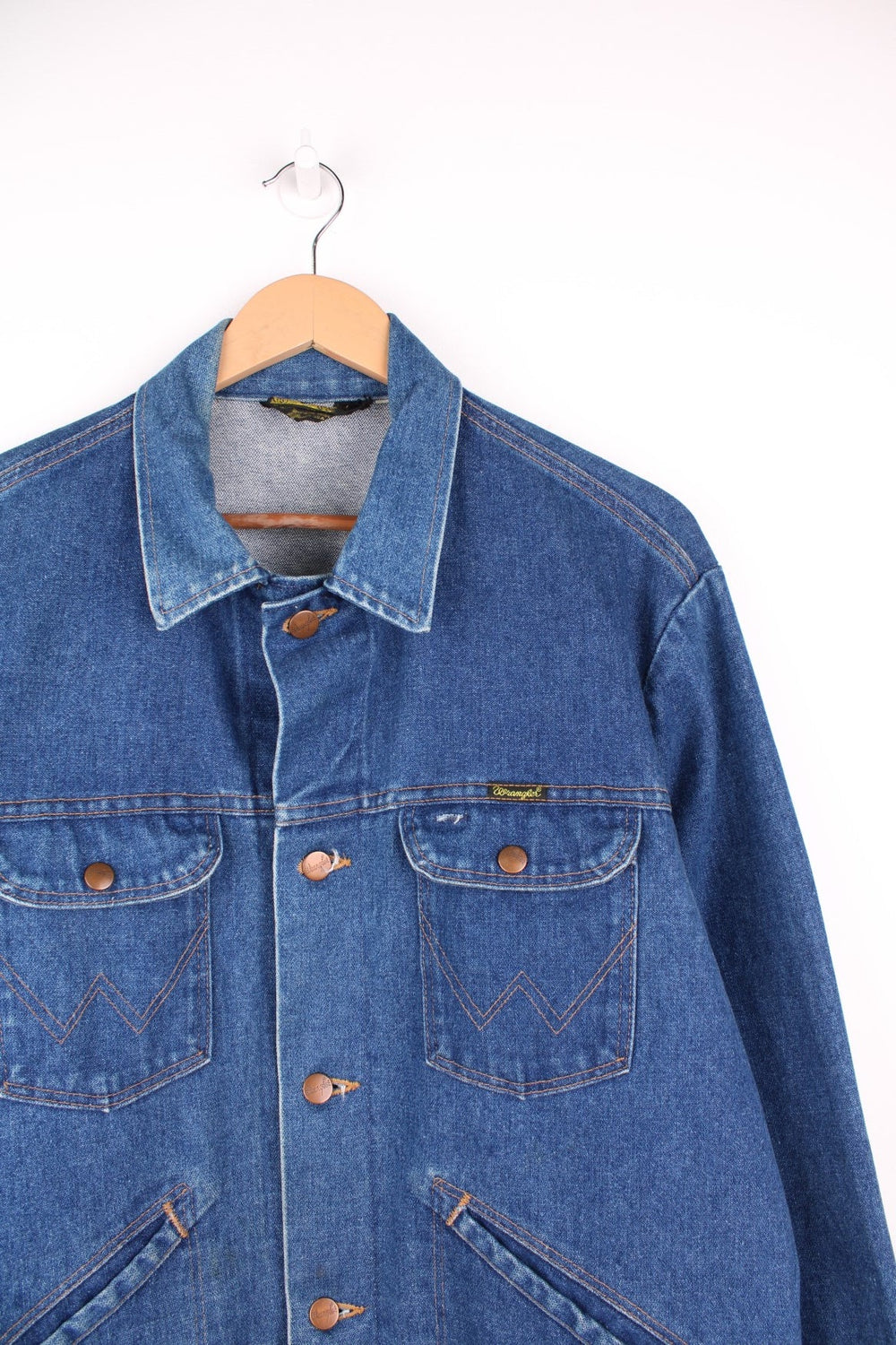 Wrangler Denim Jacket in a blue colourway with contrast stitching patterns throughout, button up with multiple pockets and has the logo embroidered on the front. 