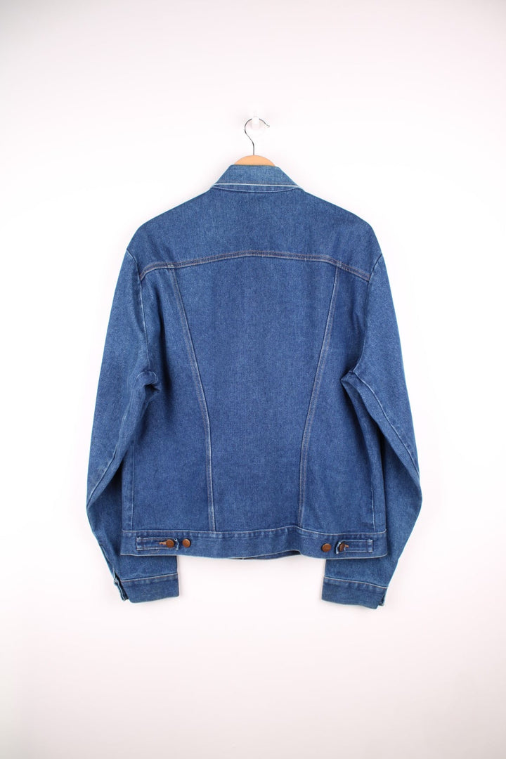 Wrangler Denim Jacket in a blue colourway with contrast stitching patterns throughout, button up with multiple pockets and has the logo embroidered on the front. 