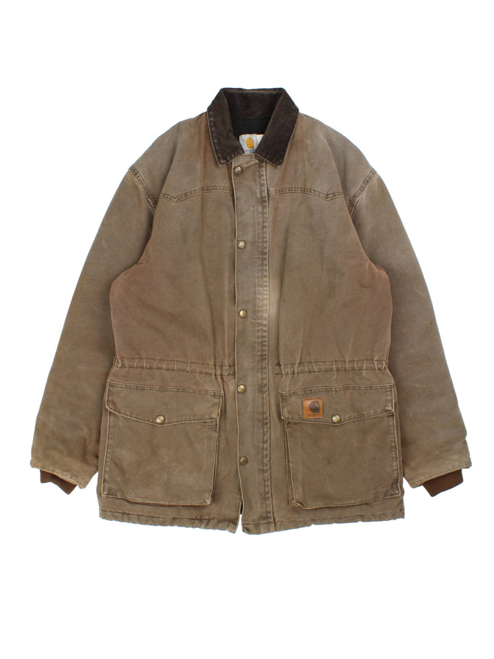 Carhartt Barn Chore Jacket in a brown colourway. Zip and button up with side pockets, corduroy collar, and has the logo embroidered on the front.