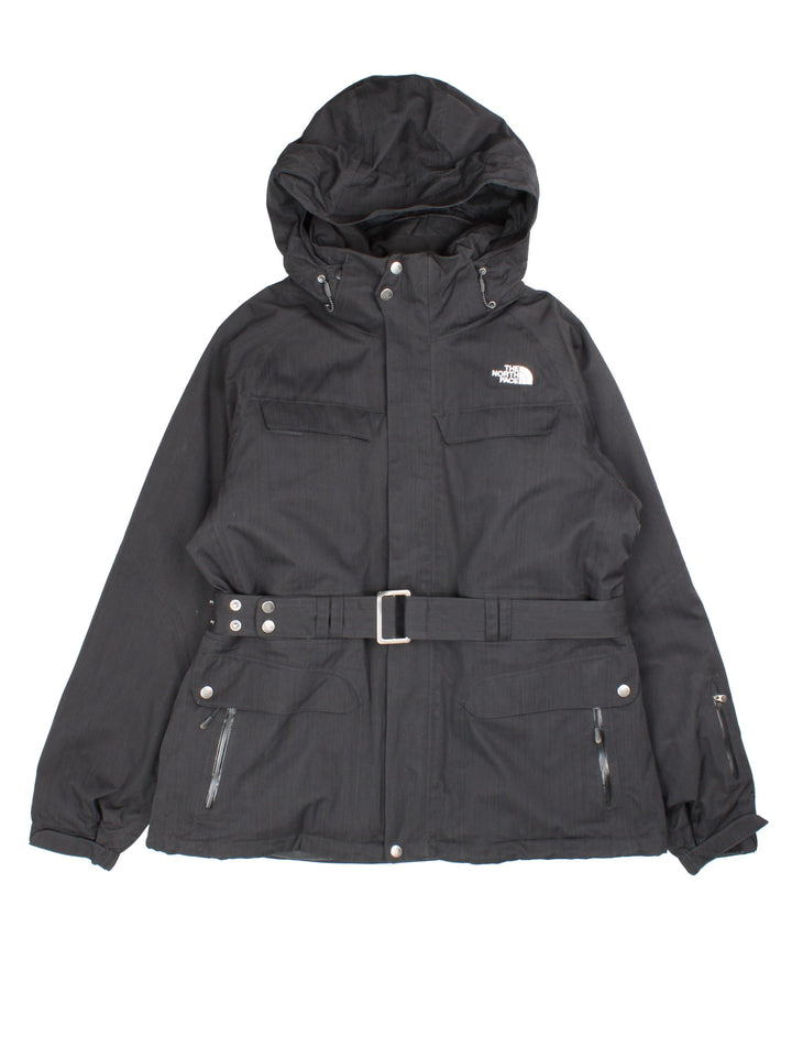 The North Face 550 Hyvent Parka Coat in a black colourway. Zips up and has multiple pockets, hooded, insulated lining, belt feature, and has the logo embroidered on the front and back.