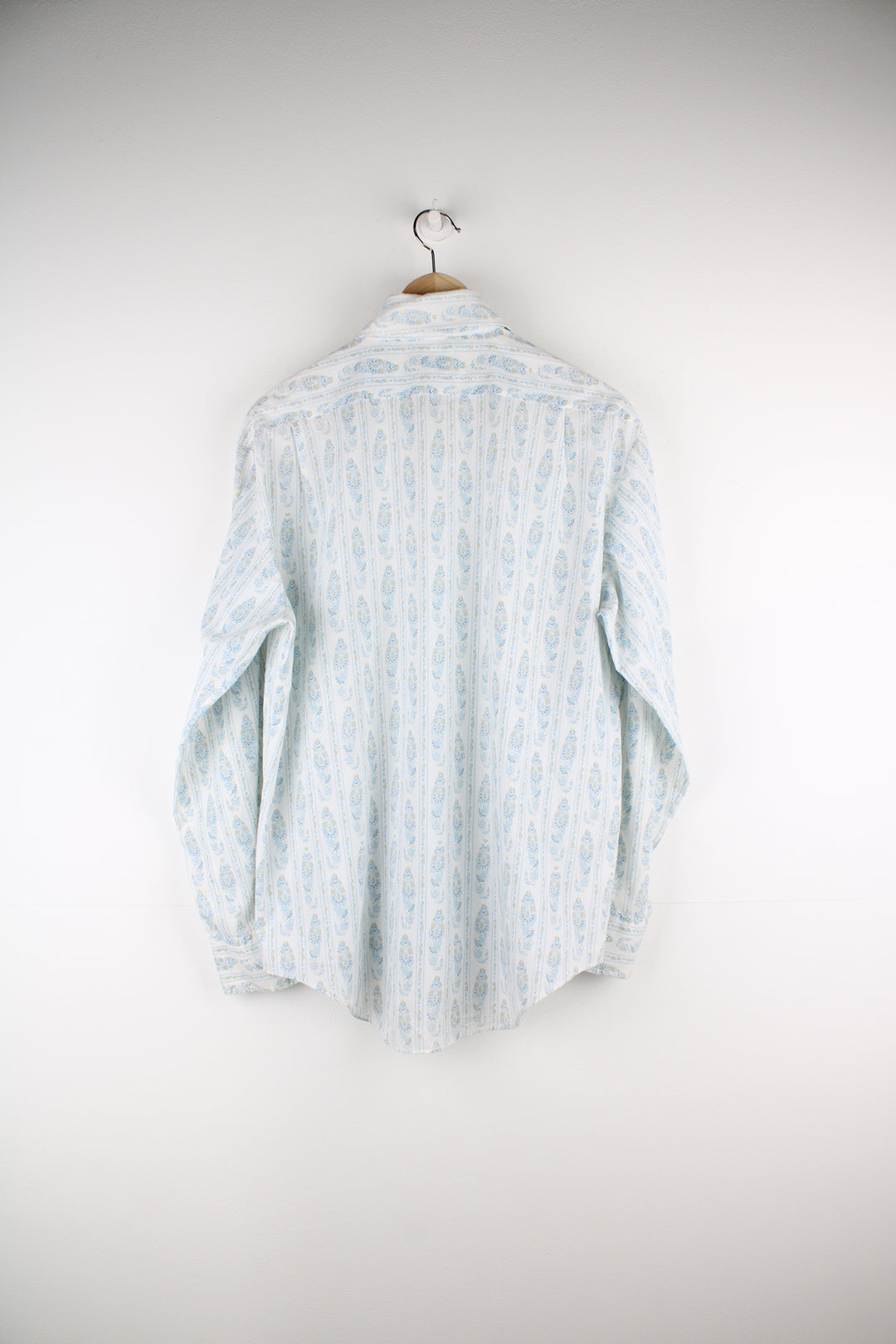 Vintage 1950's John Wells western shirt in off white. Features blue floral / paisley print and dagger collar 