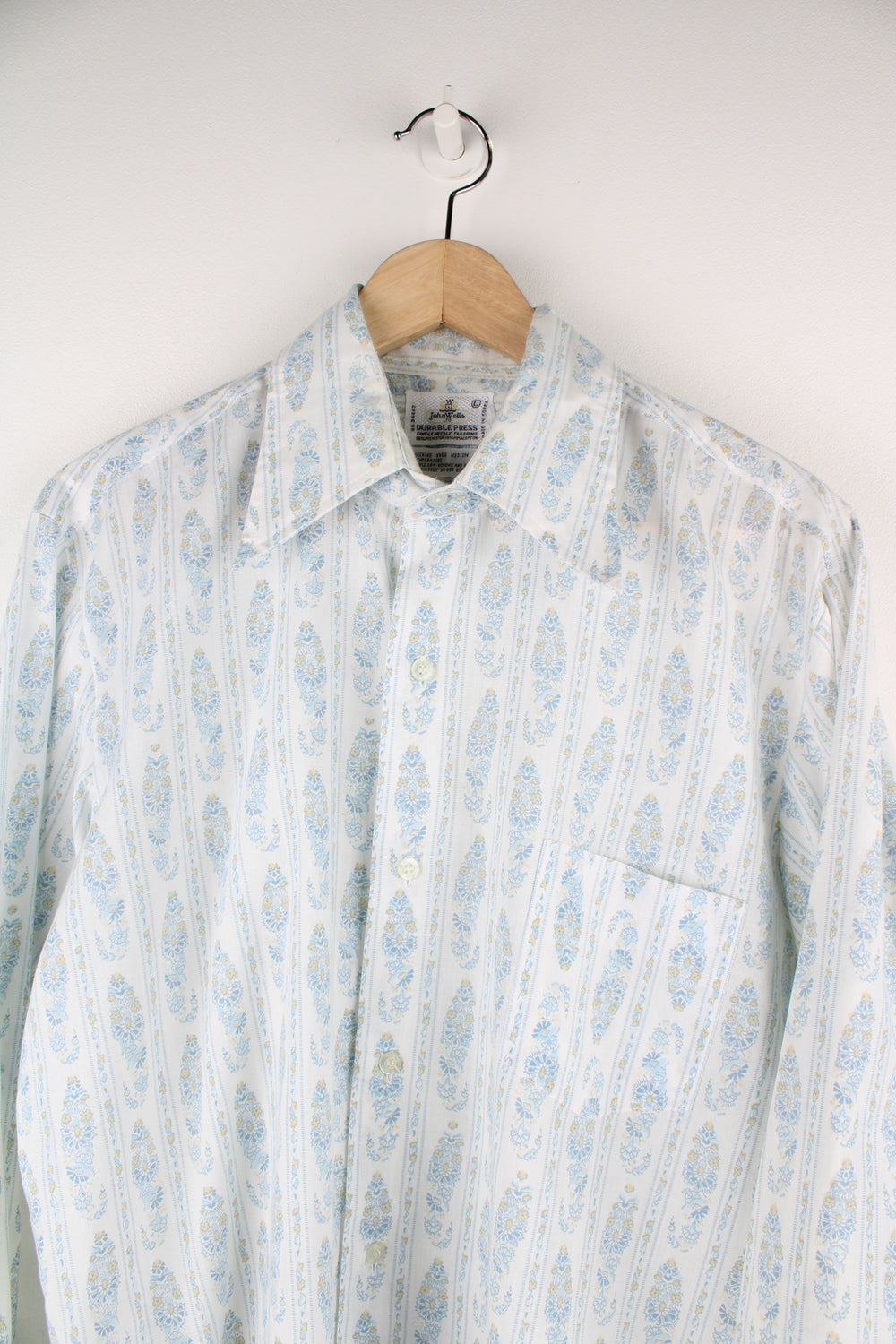 Vintage 1950's John Wells western shirt in off white. Features blue floral / paisley print and dagger collar 