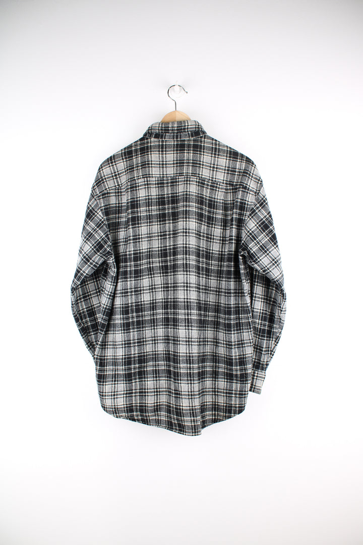 Vintage Pendleton grey and black tartan 100% wool button up shirt with chest pocket 