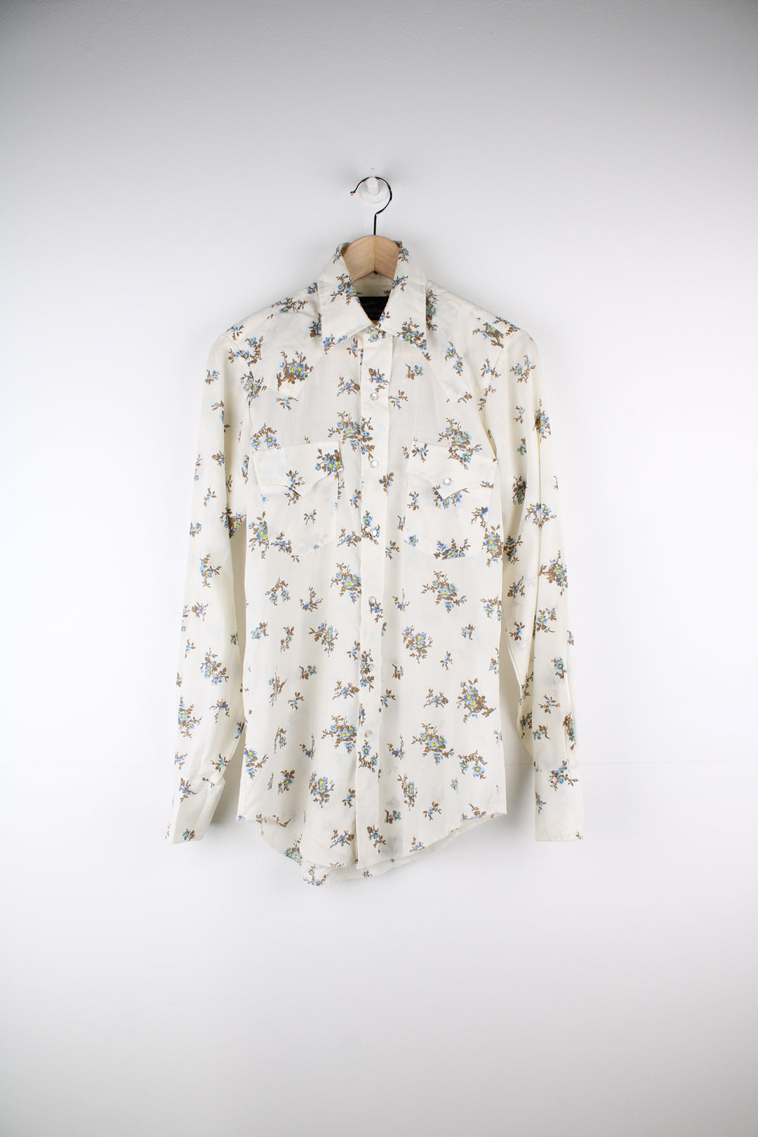 Vintage 70's/80's Champion Westerns western shirt in light tan, features all over floral print, pearl snap buttons and yoke on the front and back 