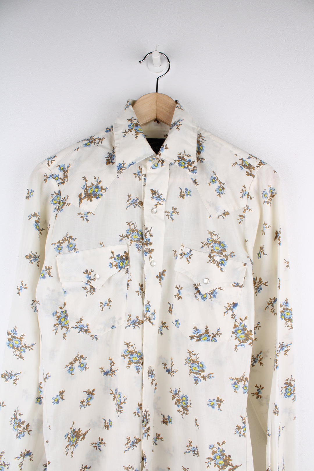 Vintage 70's/80's Champion Westerns western shirt in light tan, features all over floral print, pearl snap buttons and yoke on the front and back 