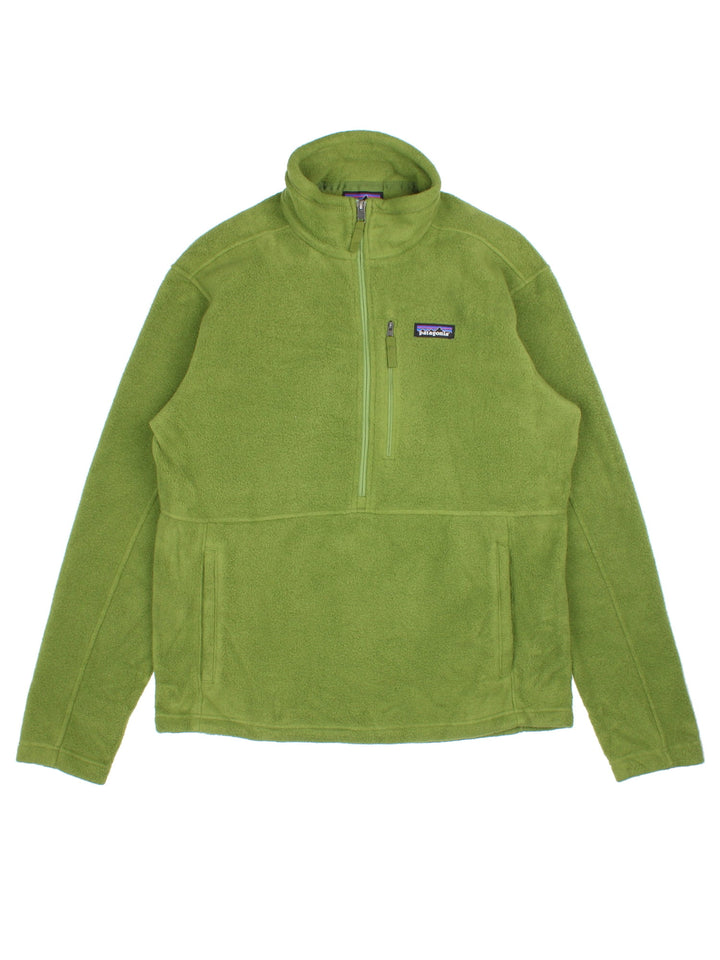 Patagonia 1/2 Zip Synchilla Fleece in a green colourway. Side pockets and small classic logo on the front.