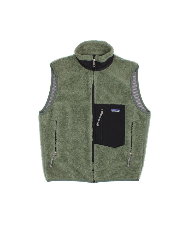 Patagonia Fleece Gilet in a green colourway with black pocket patch. Full zip with multiple zip pockets and small classic logo on the front.