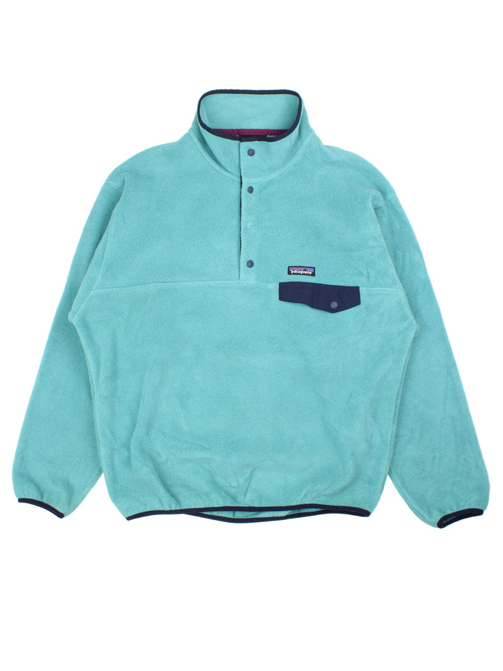 Patagonia Synchilla Snap-T Fleece in a blue colourway with button down front and small button pocket. Small classic logo on the front.