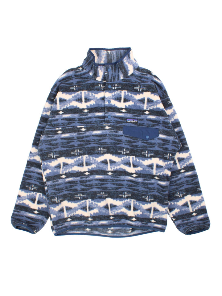 Patagonia Synchilla Snap-T Fleece in a blue colourway with blue tonal pattern. Button down front and small button pocket. Small classic logo on the front .