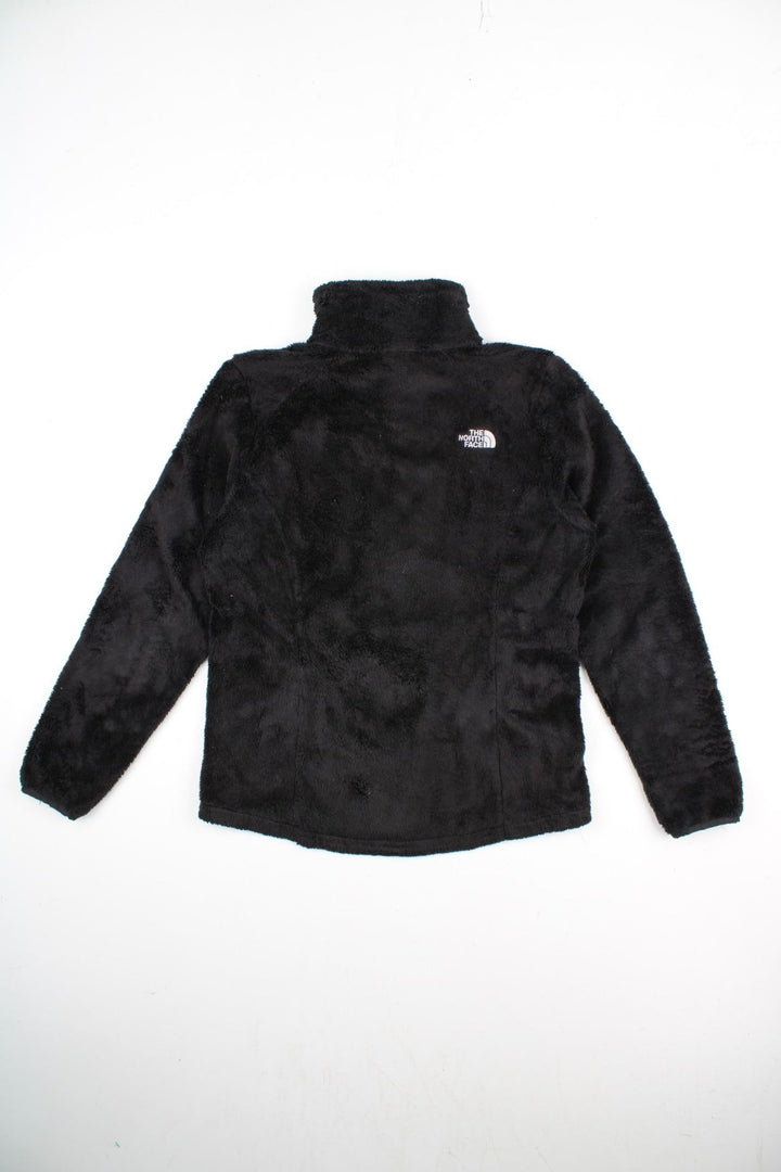 The North Face Osito Fleece in a black colourway. Zips up and has side pockets, and the logo embroidered on the front and back.