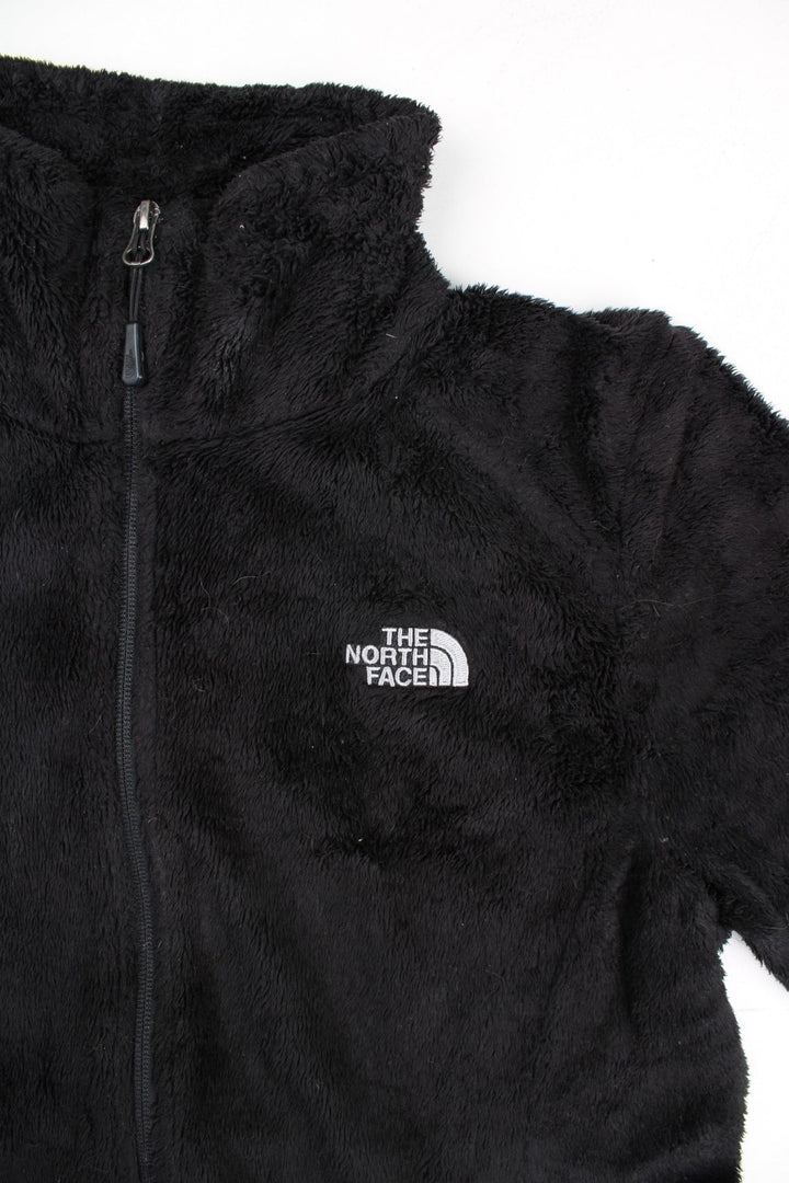 The North Face Osito Fleece in a black colourway. Zips up and has side pockets, and the logo embroidered on the front and back.